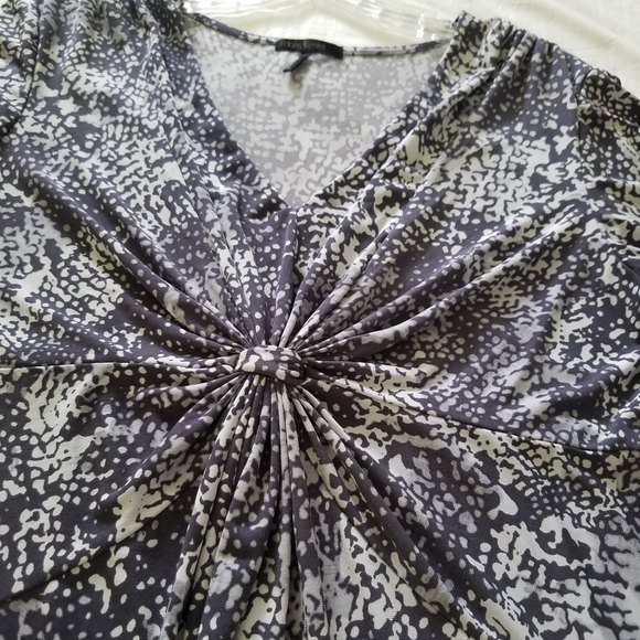 Daisy Fuentes Sz L Short Sleeve Twisted Front BOHO Gray V-NECK Women Top - Picture 11 of 12